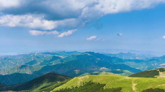 夏季蓝天白云绿色高山草甸群山大气风光