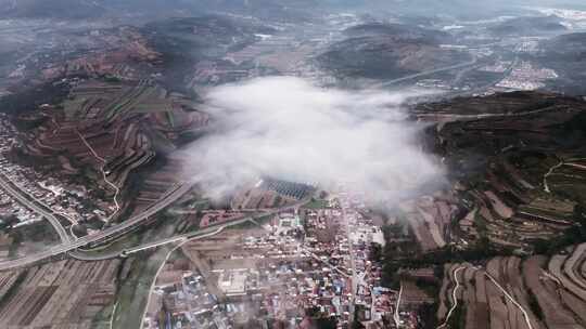 六盘山秋景大雾梯田