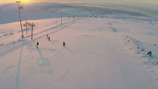 滑雪场上滑雪航拍镜头