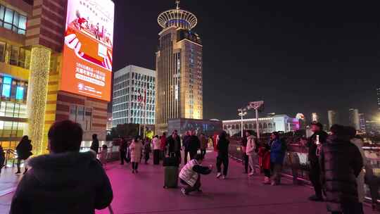 陆家嘴夜晚城市广场人群聚集的景象