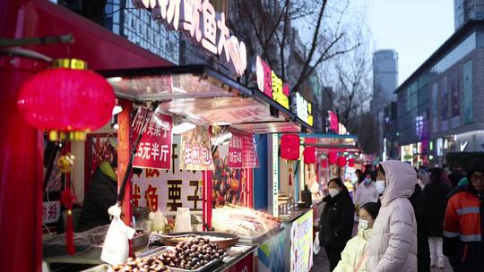 中国春节夜晚小吃街人流