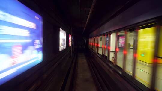 地铁列车从现代化地铁站驶出视频素材模板下载