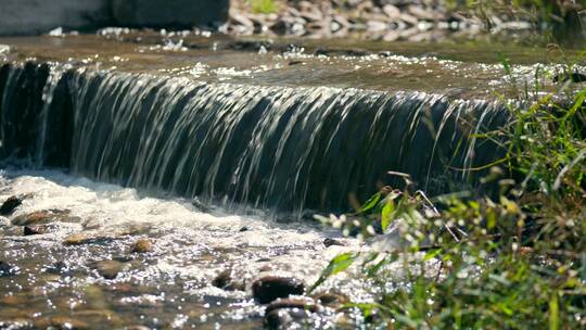 4K升格实拍人造景观流动的溪水