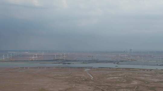 大海海边沙滩风车发电新能源蓝天白云航拍