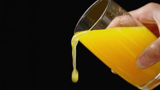 玻璃杯里倒出的新鲜橙汁