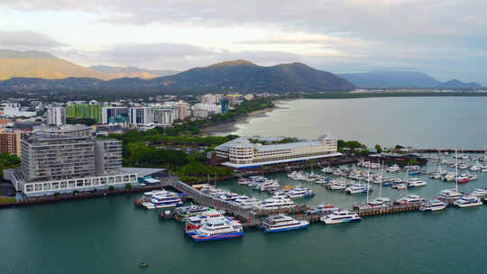 澳大利亚凯恩斯海滨酒店码头停泊的渡船和游艇鸟瞰图。