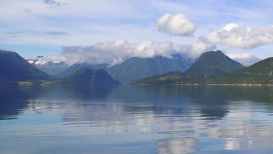 令人印象深刻的旅程。挪威峡湾日落巡游。被