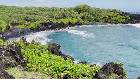 夏威夷黑沙滩海岸线的风景如画的景色。沿着通往哈纳的路。