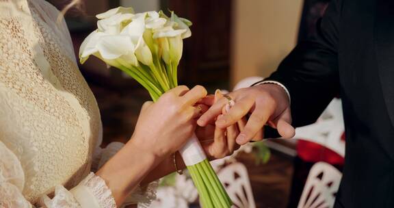 新娘把结婚戒指戴在新郎手上