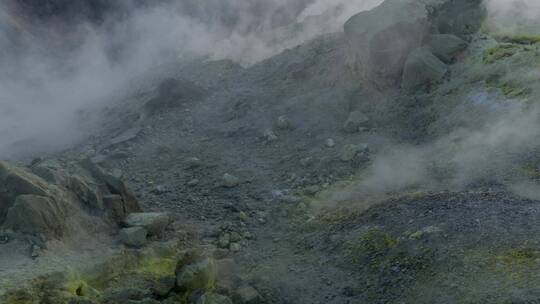 火山从地面冒出烟雾