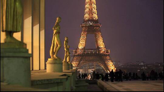 夜晚的法国巴黎艾菲尔特塔