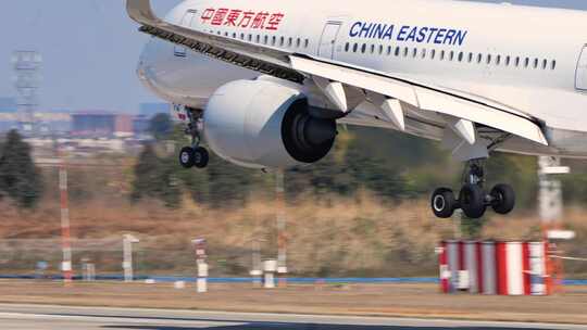 中国东方航空飞机降落视频素材模板下载