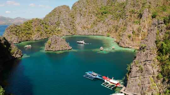 泻湖和绿松石水的海景