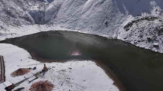 青海互助浪士当雪山河流航拍视频