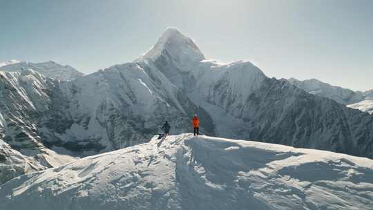 登山攀登雪山航拍