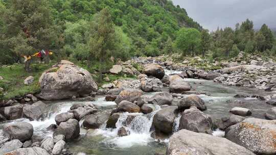 山间溪流与岩石自然景观