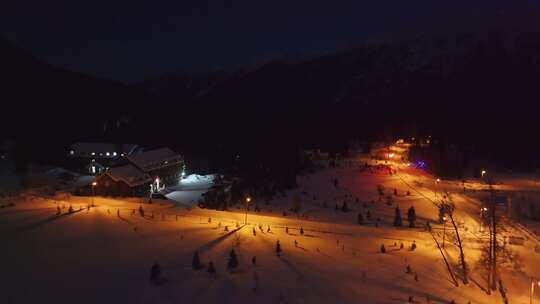 航拍新疆喀纳斯老村冬季夜景雪地小木屋