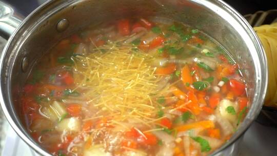 准备蔬菜和意大利面汤