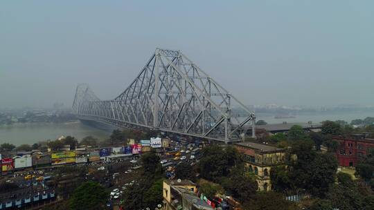印度加尔各答市豪拉桥胡格利河乘船行驶