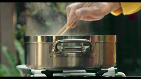 4K厨师在烹饪盖上锅盖视频素材模板下载
