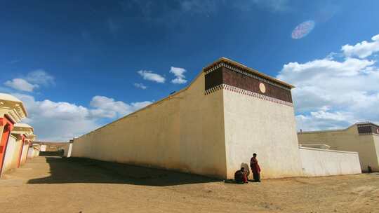 阿坝蓝天白云各莫寺建筑