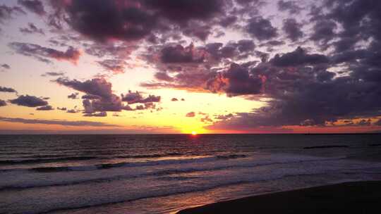 海上日落夕阳海滩落日海浪沙滩晚霞海边风景