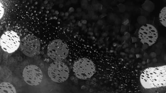 车窗玻璃上的雨滴光斑画面
