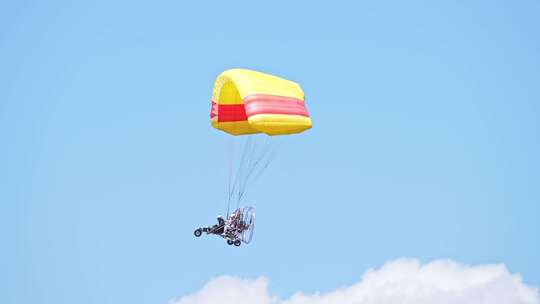 赛里木湖滑翔伞