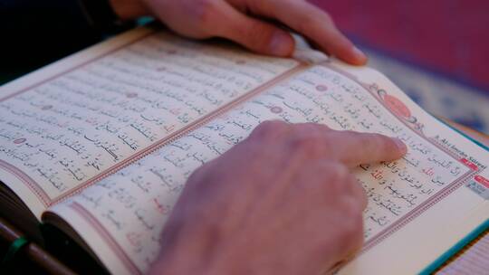男子在清真寺阅读圣经视频素材模板下载