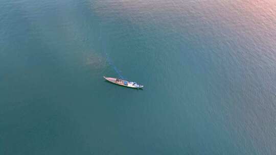 夕阳下湖面渔船打渔视频素材模板下载