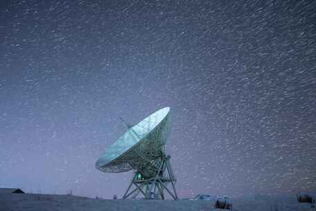 新疆南山天文台双子座流星雨与星轨雪景