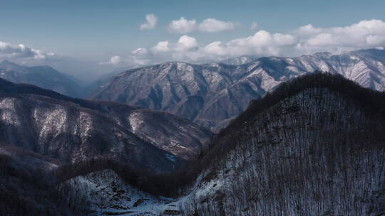 4K湖北神农架无人机航拍雪景山区全景前进