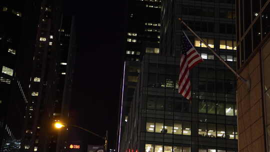 建筑物侧面的美国国旗