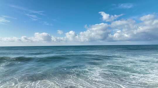 蓝天下的海上浪花