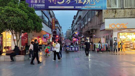 城市街道马路建筑步行街街商铺菜市场人流