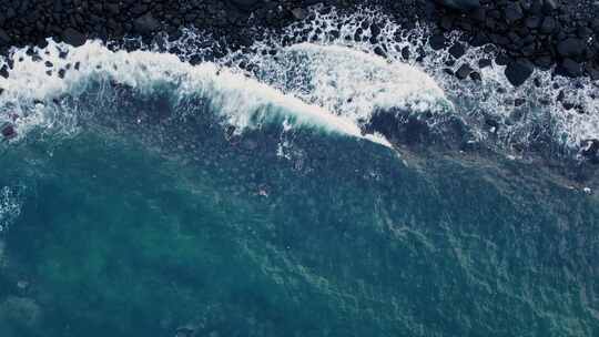 黑沙滩礁石海浪