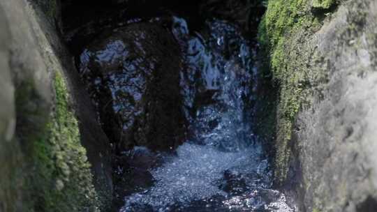 山涧沟壑流水，升格特写，水泡漂浮