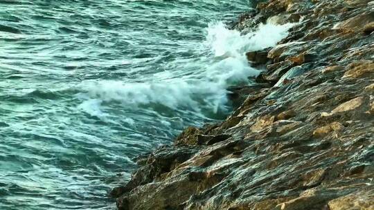 被海浪撞击的岩石表面