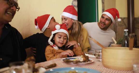 快乐的拉丁家庭庆祝圣诞节，一起在家吃饭