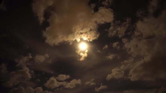 中秋月亮穿过云层升起来中秋节月亮飘过乌云视频素材模板下载