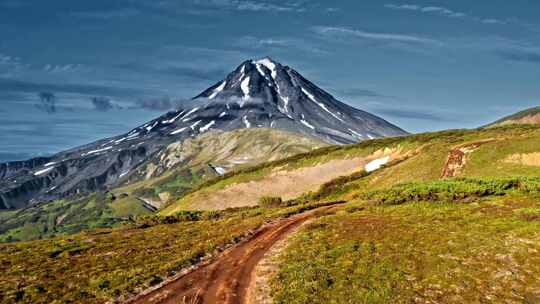 通往火山天线的道路