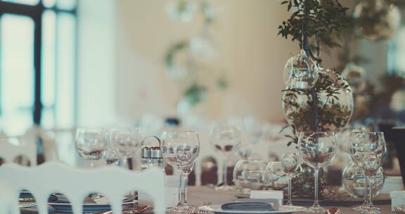 豪华婚宴的装饰餐桌