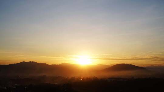 山峰日落延时黄昏夕阳山脉阳光森林夜幕降临