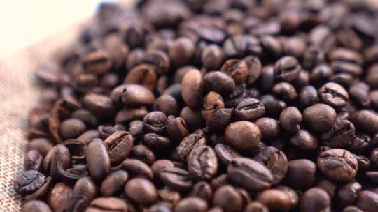 一串旋转的咖啡豆