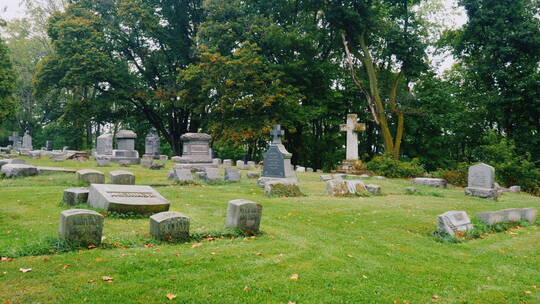 秋天的墓地墓碑