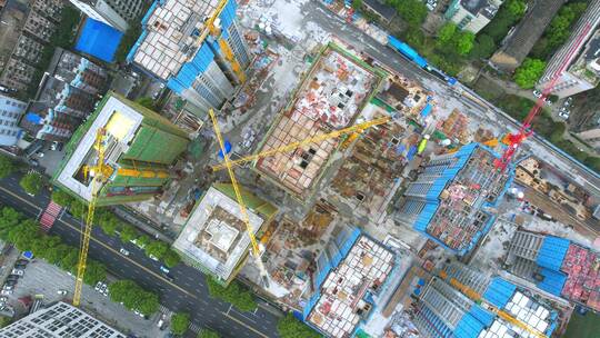 俯拍繁忙建筑工地塔吊运作-城市建设