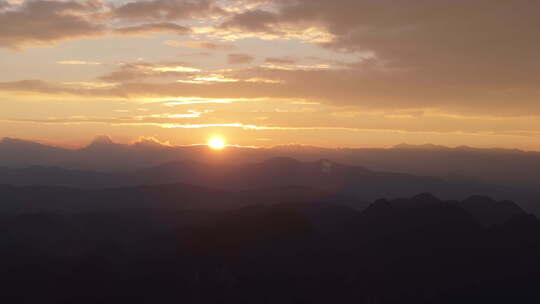 红色夕阳下的山川大地