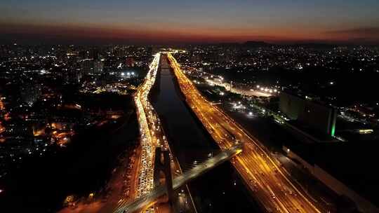 巴西圣保罗市中心的夜景。市中心的夜间城市景观