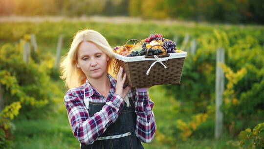 女农民拿着一篮子葡萄