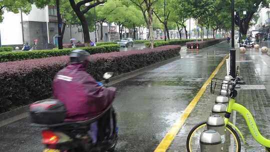 城市下雨雨季实拍交通